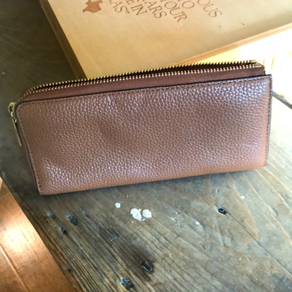 Michael Kors zippered wallet. - Picture 2 of 3